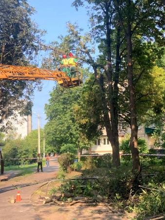 У Харкові комунальники продовжують відновлення пошкоджених будинків